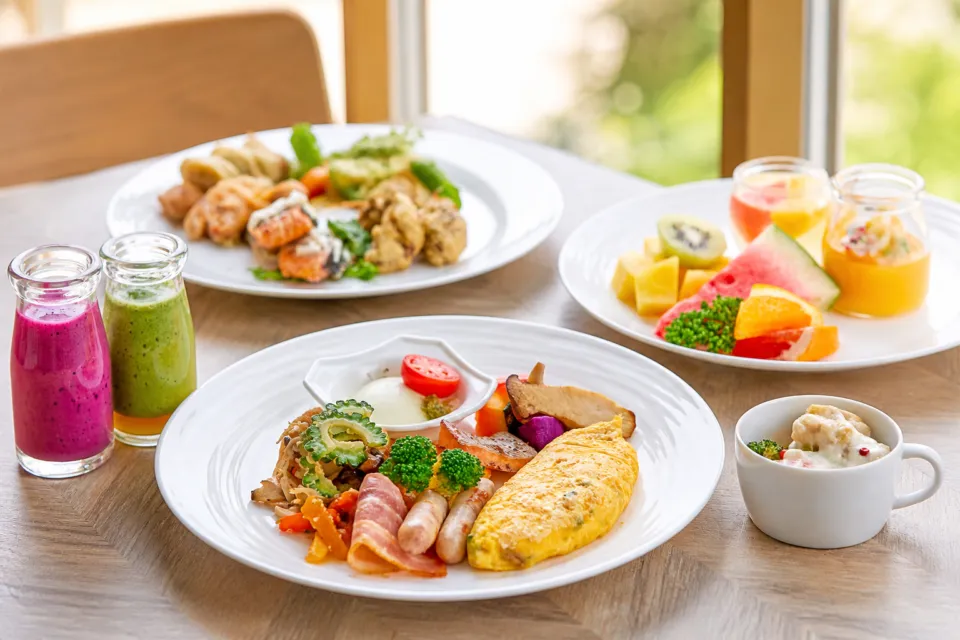 アラマハイナ コンドホテルの沖縄野菜や卵料理を盛り合わせた朝食プレート