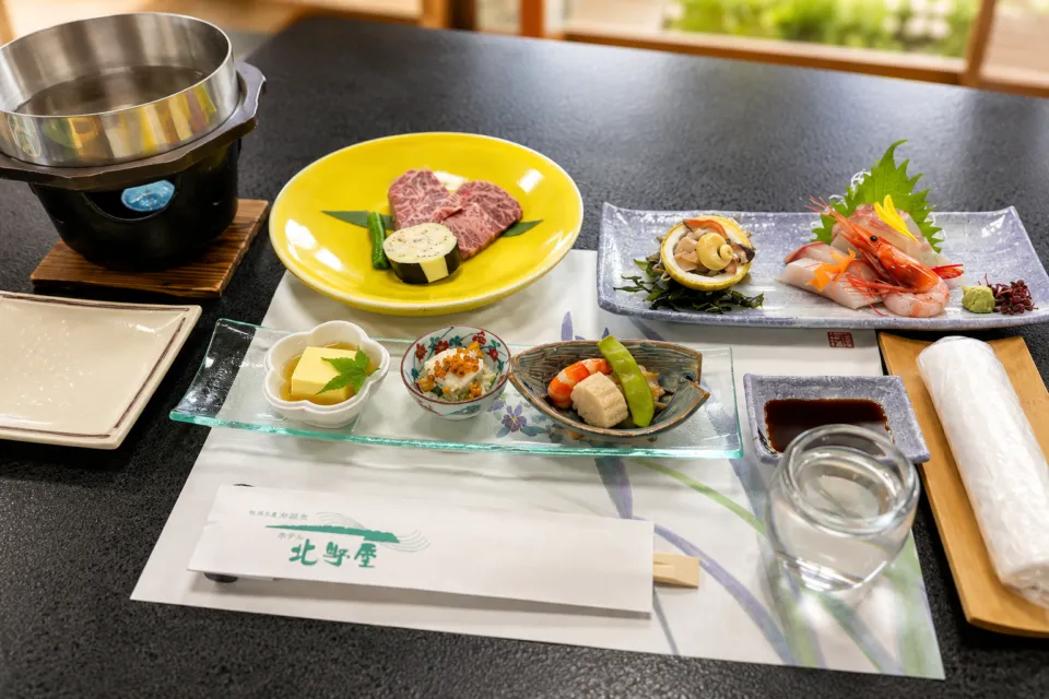 天橋立温泉　ホテル北野屋の牛肉と海の幸を盛り付けた会席料理