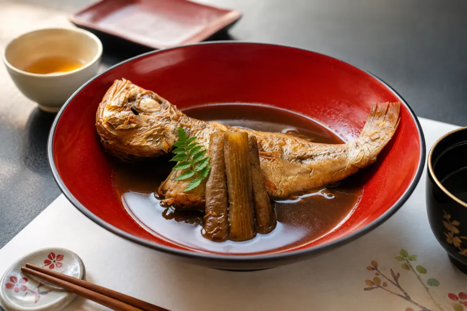 天橋立温泉　ホテル北野屋の一尾の魚を盛り付けた煮付け料理