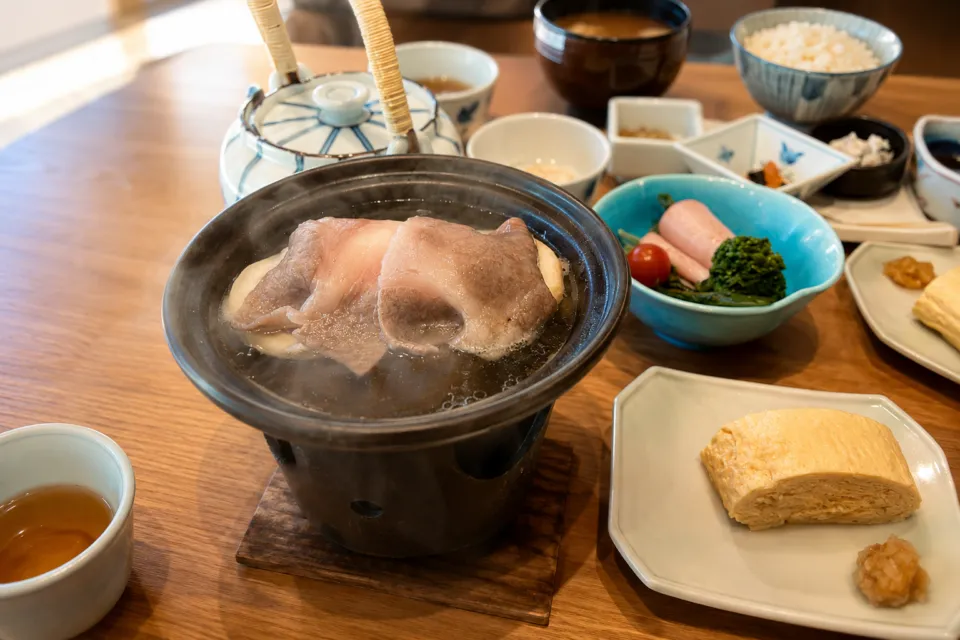 天橋立温泉　ホテル北野屋の小鍋とだし巻き卵を添えた和朝食