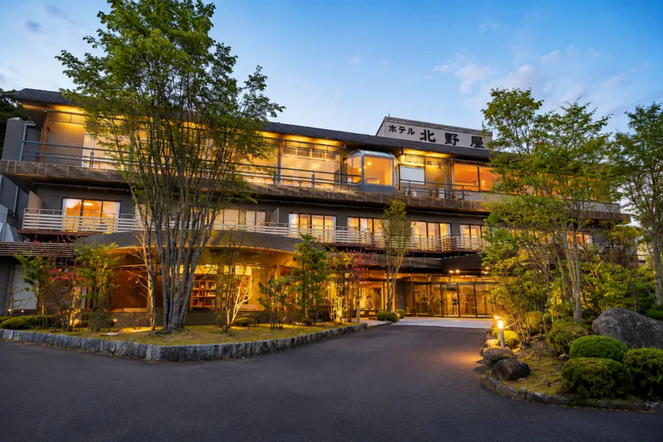 天橋立温泉　ホテル北野屋の夕暮れの建物外観