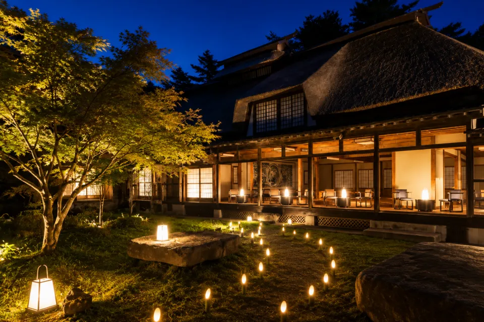 青森屋 by 星野リゾートの夜にライトアップされた古民家風ラウンジ