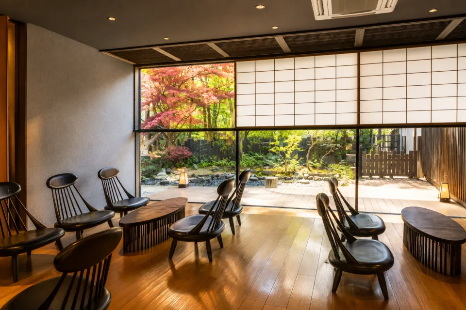 青森屋 by 星野リゾートの庭園を望むラウンジ