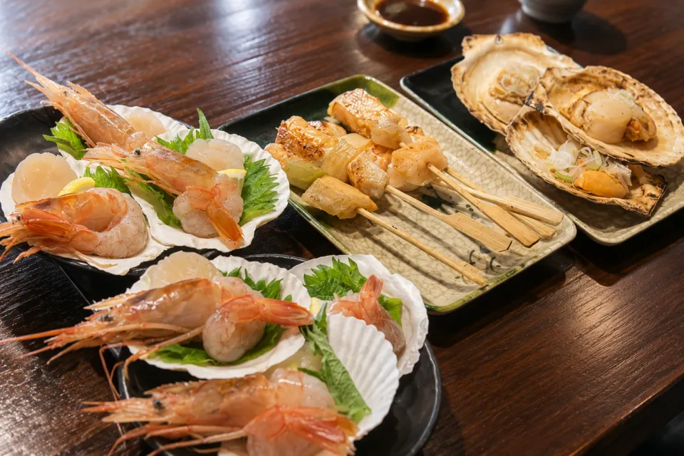 青森屋 by 星野リゾートの海老と帆立を盛り付けた海鮮料理