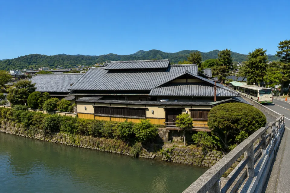 嵐山温泉彩四季の宿 花筏の大堰川沿いの外観
