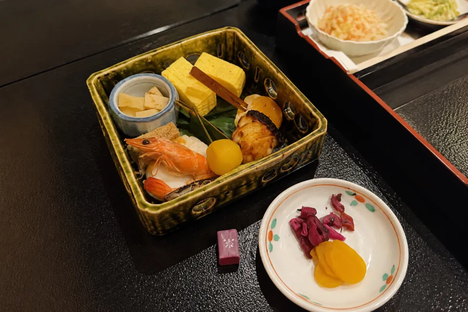 嵐山温泉彩四季の宿 花筏の料理の盛り合わせ