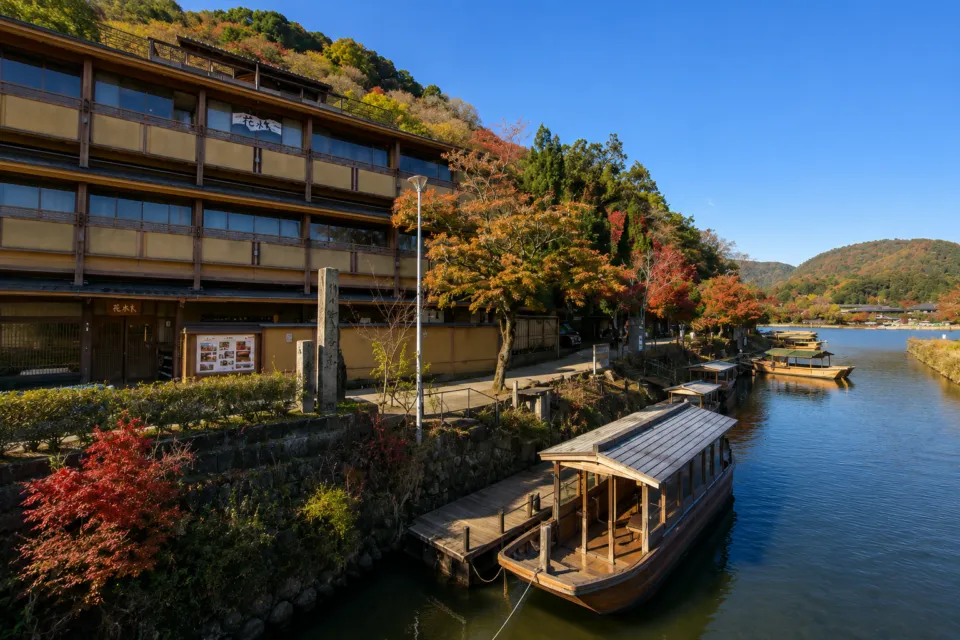 嵐山温泉彩四季の宿 花筏の大堰川と舟