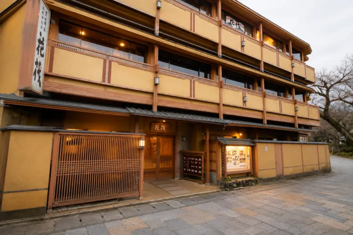 嵐山温泉彩四季の宿 花筏の正面外観
