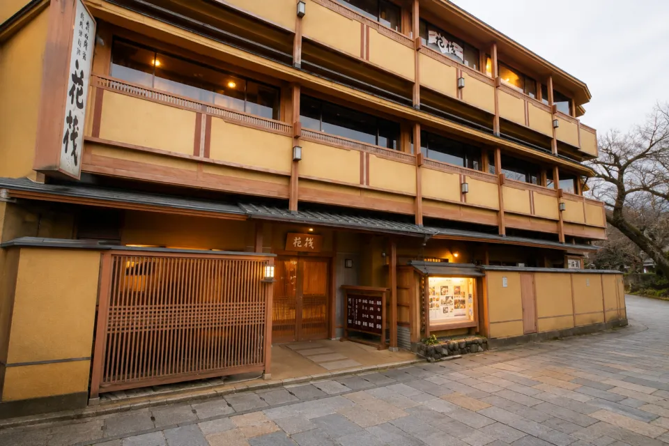 嵐山温泉彩四季の宿 花筏の正面外観