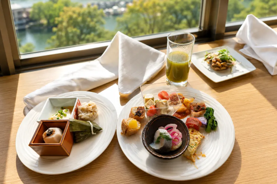 浅草ビューホテルの多彩な料理を盛り付けた皿