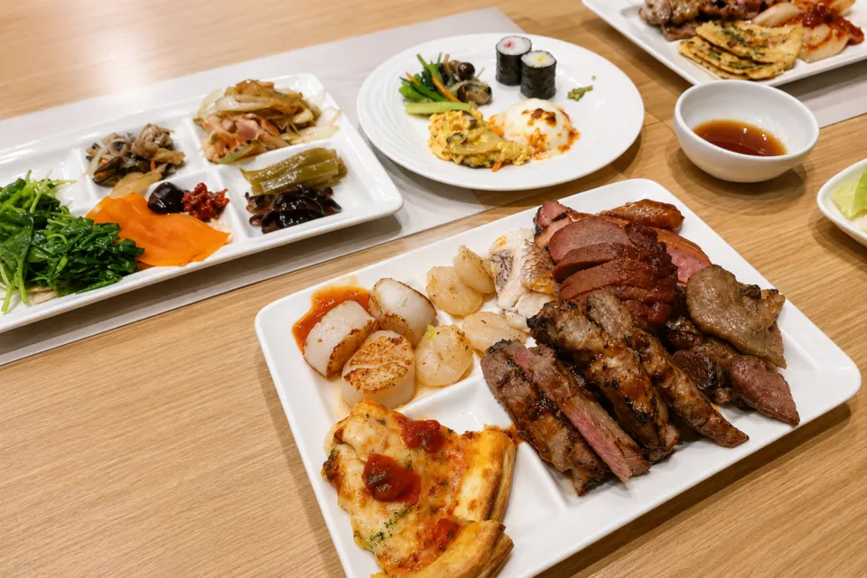 浅草ビューホテルの肉料理や魚介料理を盛り付けたビュッフェ