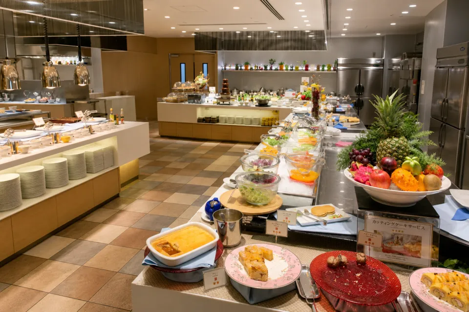 浅草ビューホテルの料理と果物が並ぶビュッフェ会場