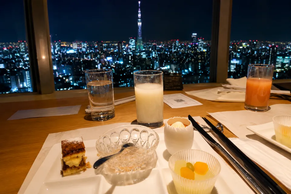 浅草ビューホテルの夜景を望む窓辺のデザート