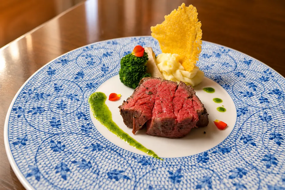 あさやの牛肉料理を盛り付けた一皿