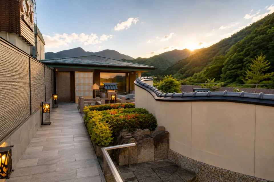 あさやの山並みを望む屋上庭園の通路