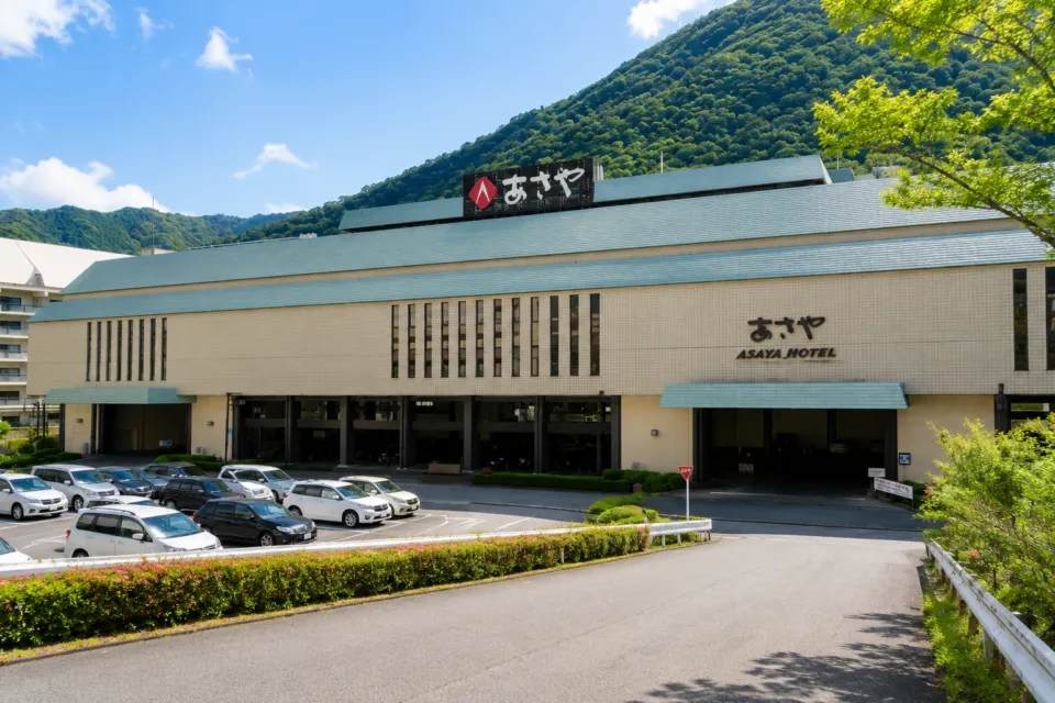 あさやの山に囲まれた正面外観