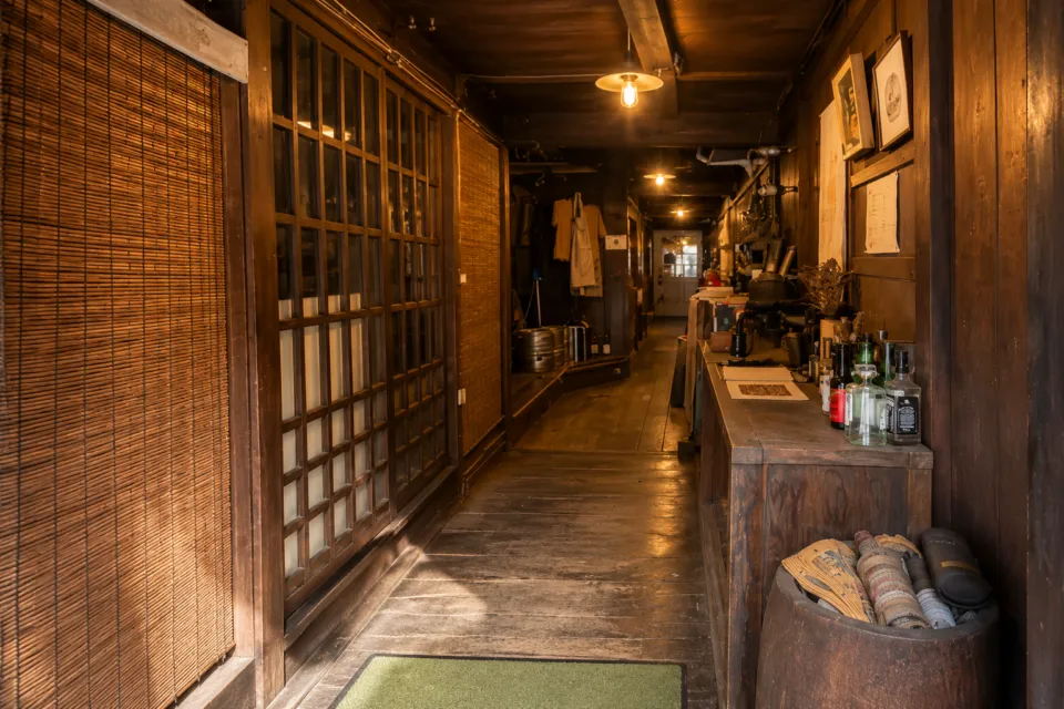 CENTER4 HAMBURGERSの木の格子戸とカウンターが続く店内
