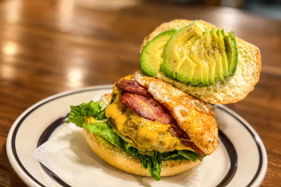 CENTER4 HAMBURGERSのアボカドとベーコンと目玉焼きのハンバーガー