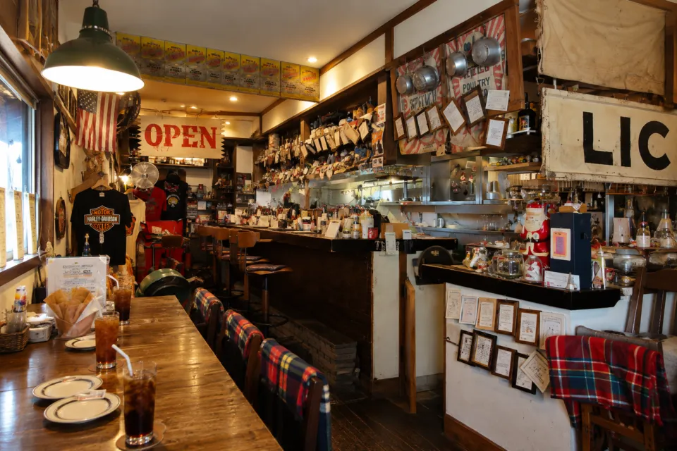 CENTER4 HAMBURGERSのテーブル席とカウンター席が並ぶ店内