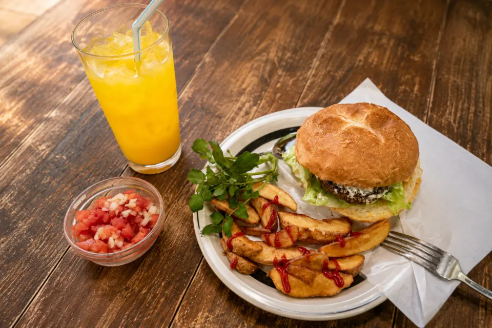 CENTER4 HAMBURGERSのハンバーガーとフライドポテトとオレンジドリンク