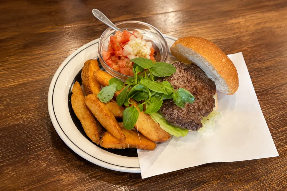 CENTER4 HAMBURGERSのパティと葉野菜のハンバーガー