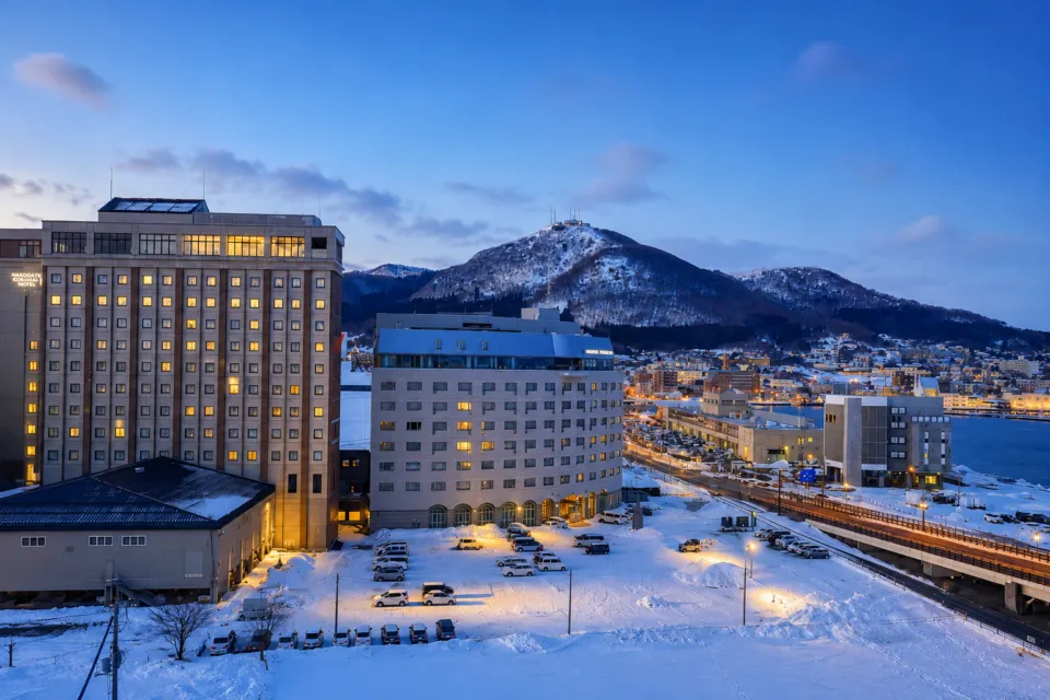 センチュリーマリーナ函館の窓から望む雪景色の函館山