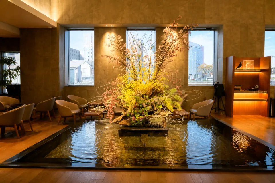 センチュリーマリーナ函館の水盤と生花を配したラウンジ