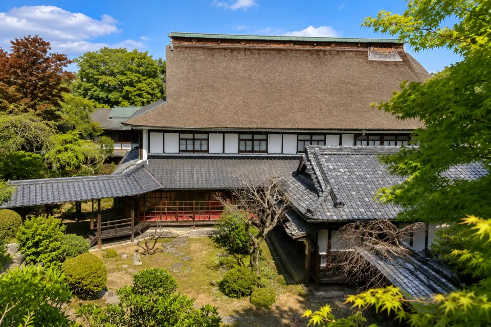 竹林院群芳園の茅葺きと瓦屋根の建物