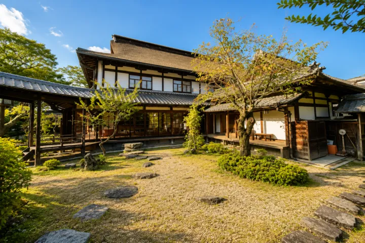 竹林院群芳園の庭園に面した木造建物の外観