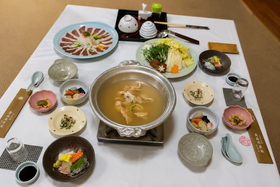 竹林院群芳園の鍋料理と刺身を並べた食卓