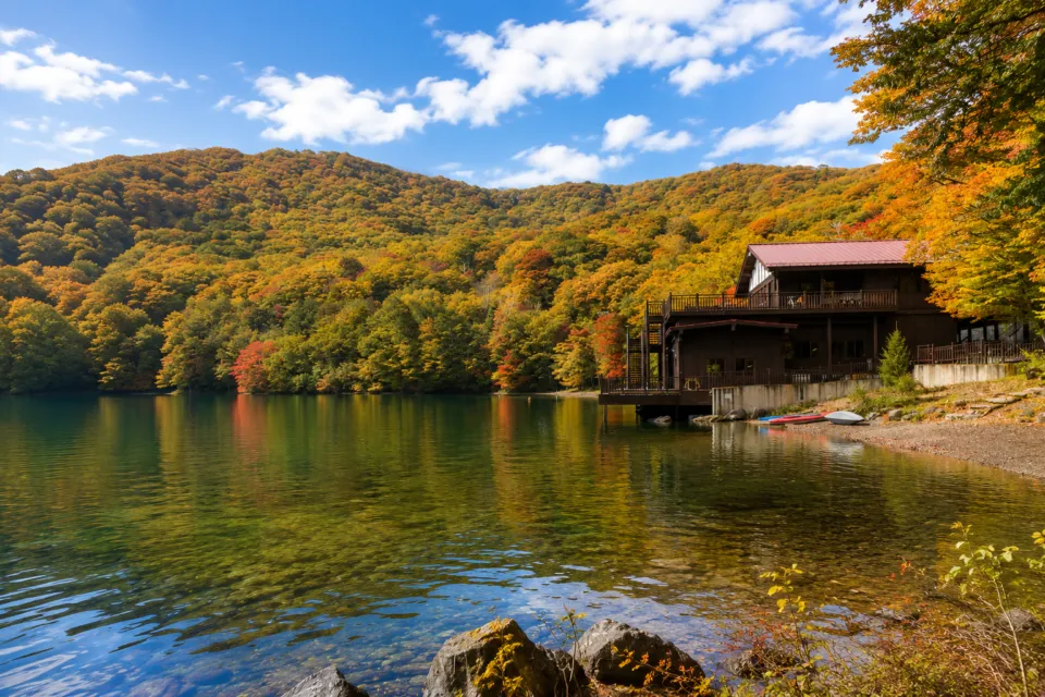 中禅寺金谷ホテルの湖畔と紅葉の景観
