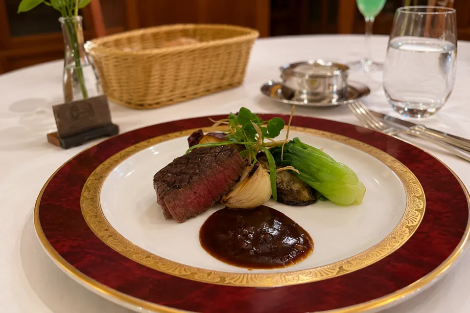 中禅寺金谷ホテルの肉料理と付け合わせの野菜