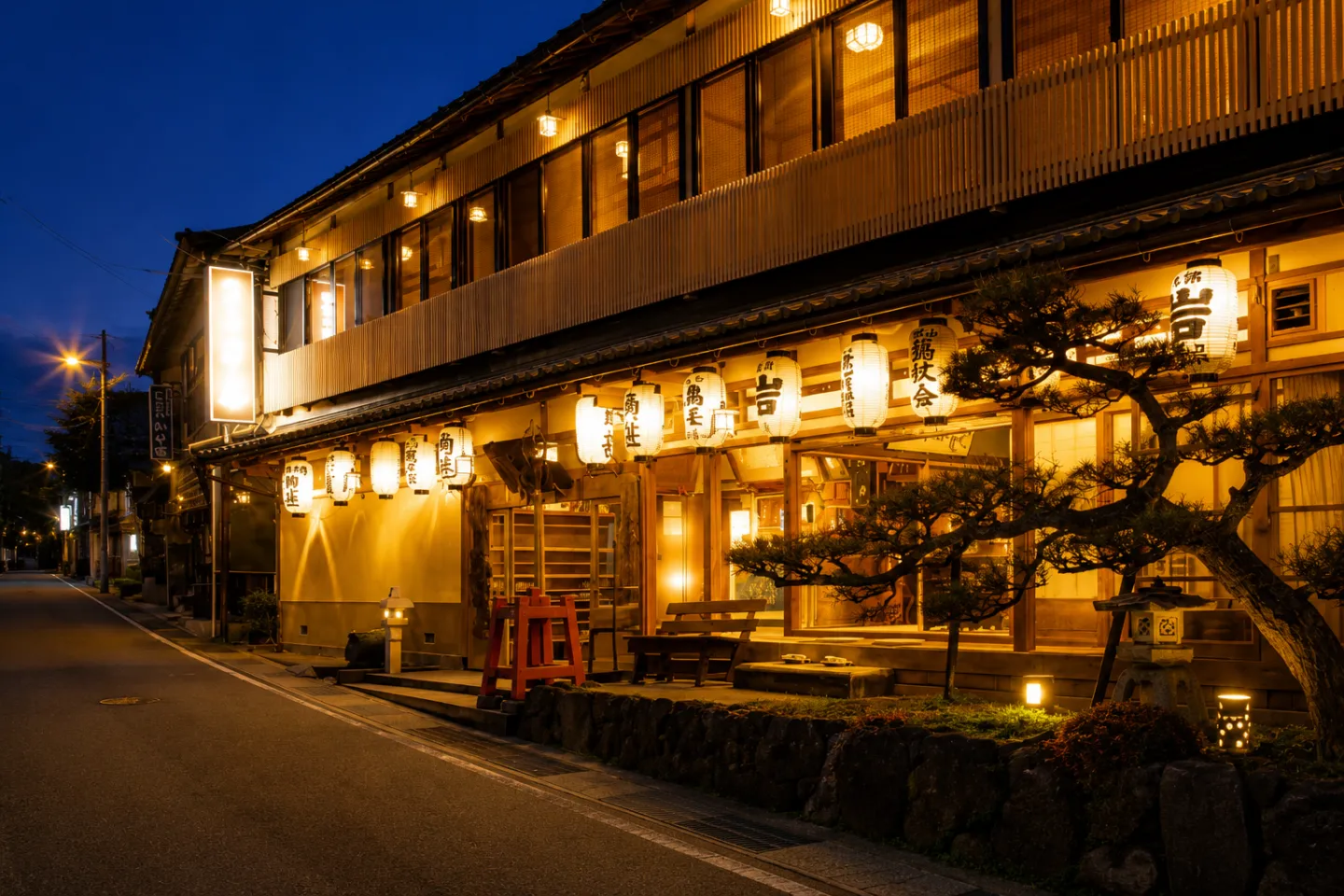 洞川温泉 角甚の提灯が灯る夜の外観