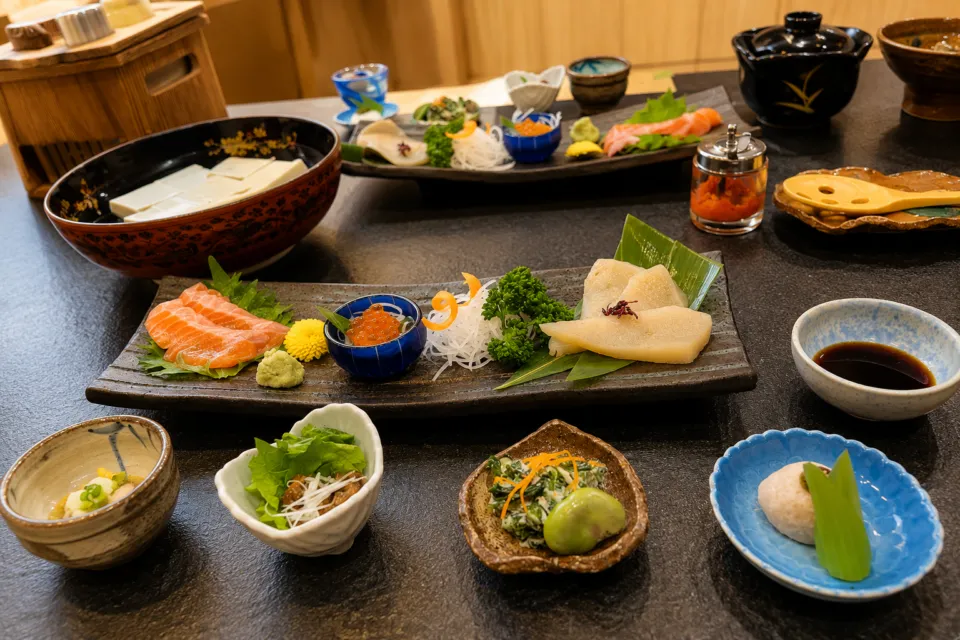 洞川温泉 角甚の刺身と小鉢を並べた夕食膳