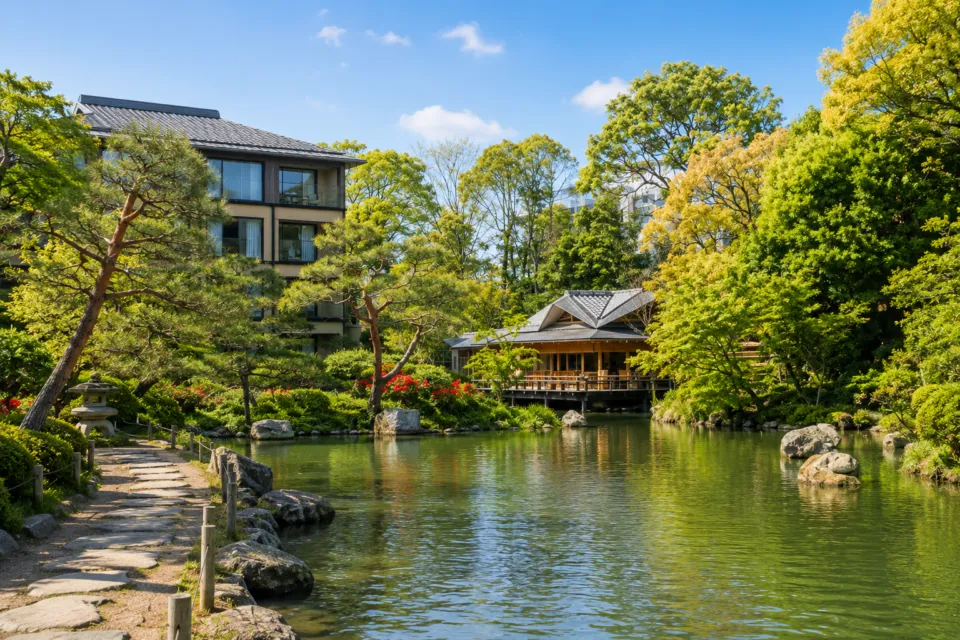 フォーシーズンズホテル京都の池を囲む日本庭園と茶室