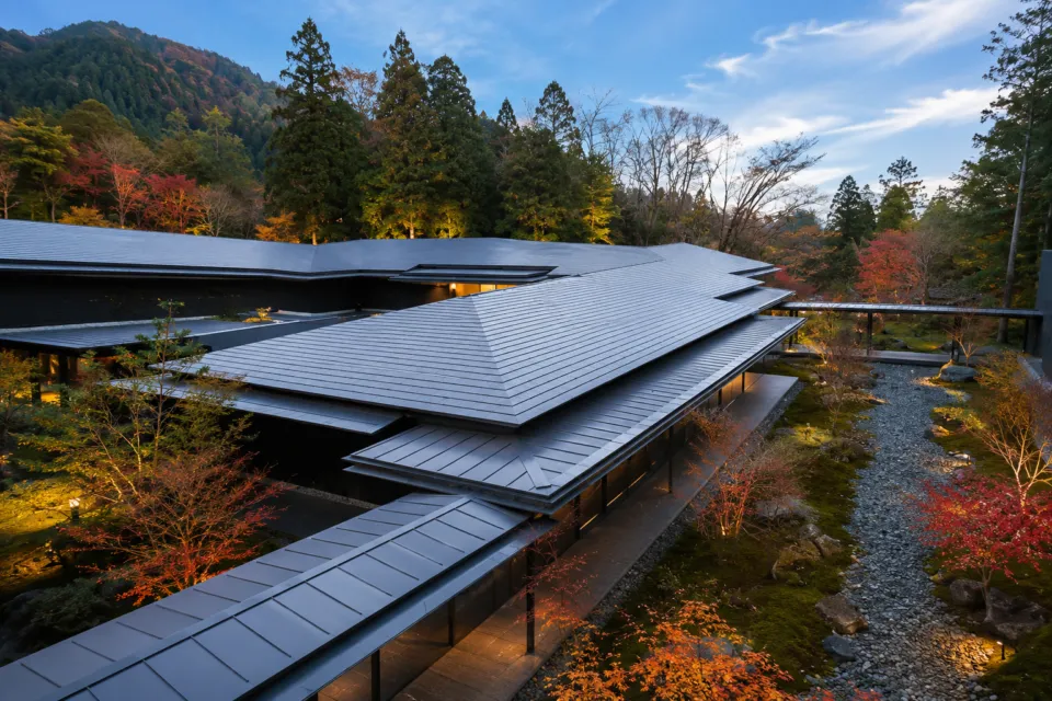 ふふ 日光の紅葉に囲まれた建物外観