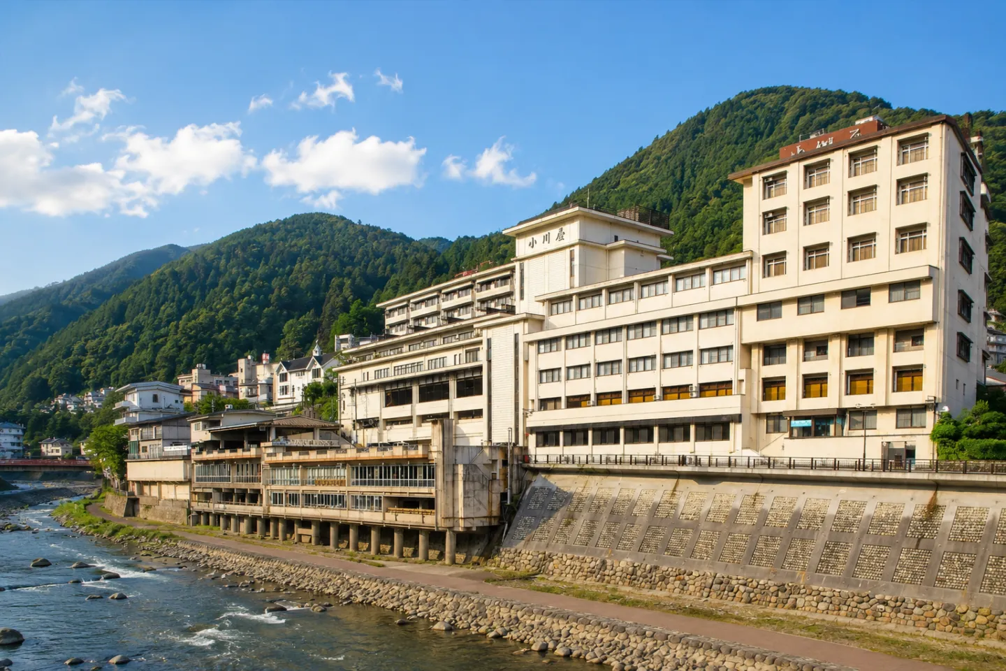 下呂温泉 小川屋の飛騨川沿いの建物外観