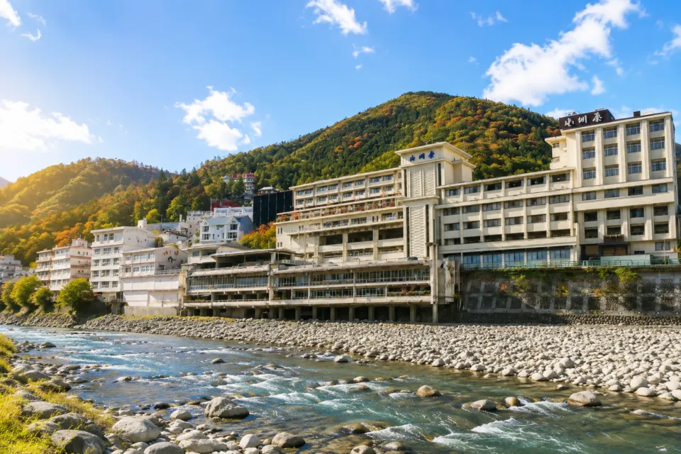下呂温泉 小川屋の飛騨川越しの外観