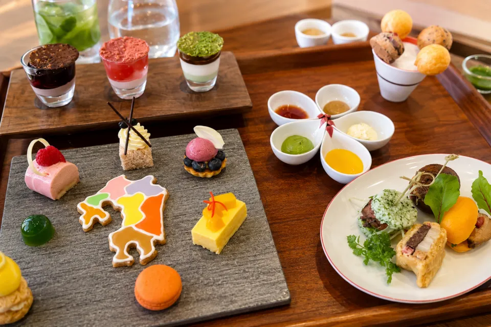 グランド ハイアット 福岡の色彩豊かなデザートと料理