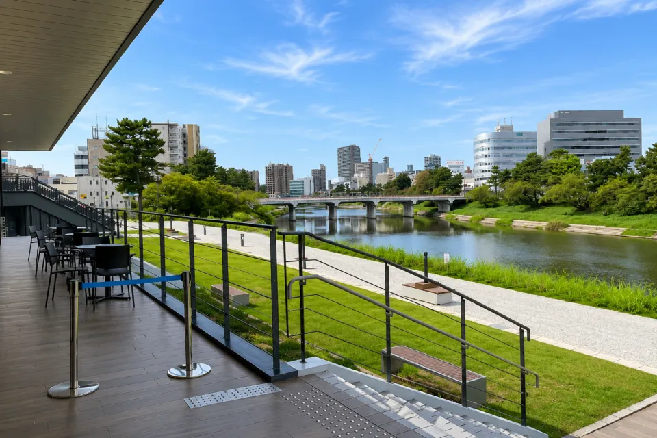 グランド イン 東岡崎のテラスから望む川沿いの眺望