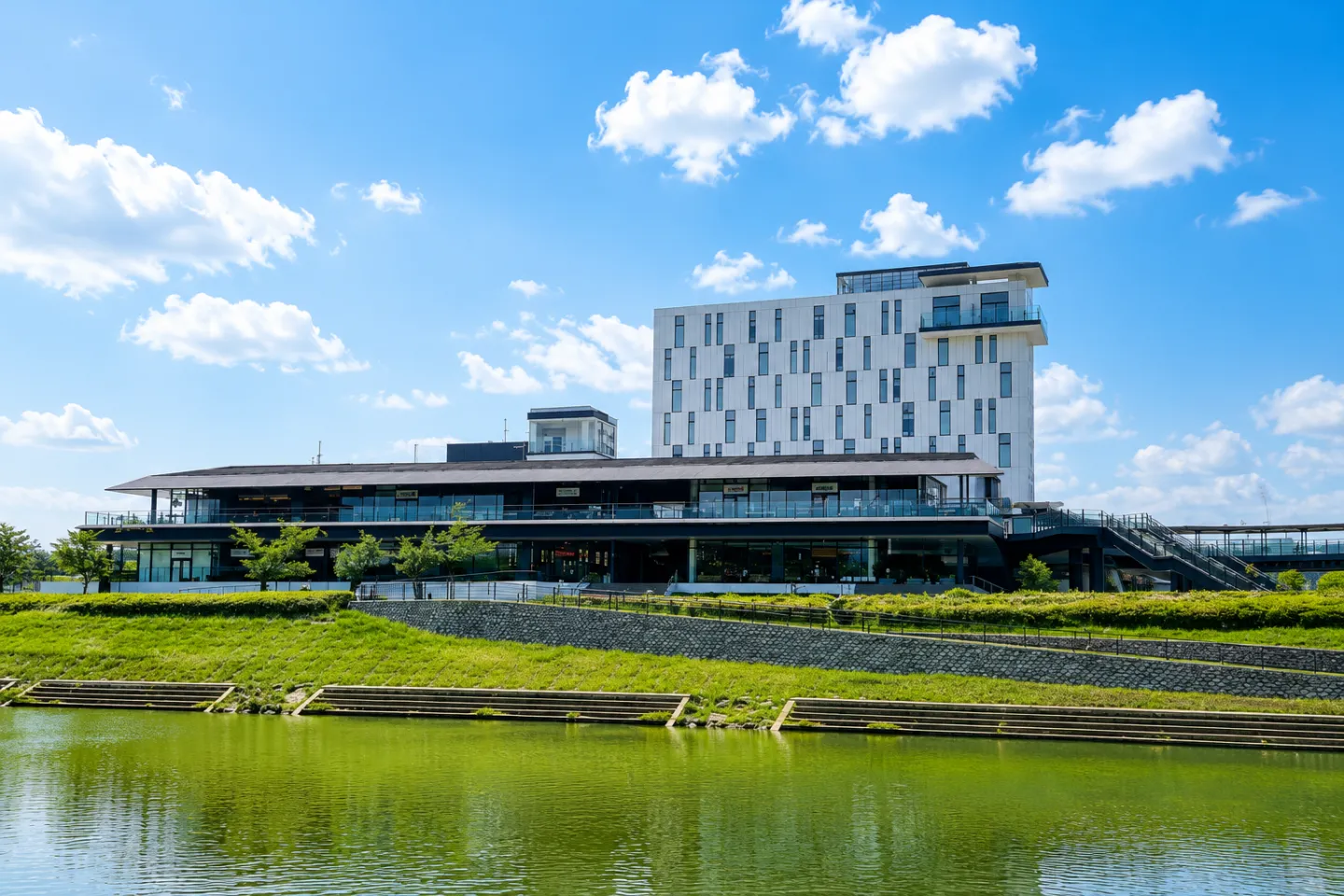 グランド イン 東岡崎の川沿いに建つ外観