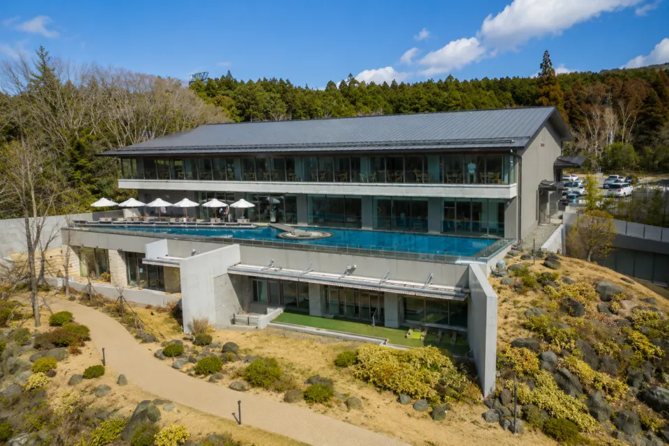 箱根・芦ノ湖 はなをりの水盤テラスがある建物外観