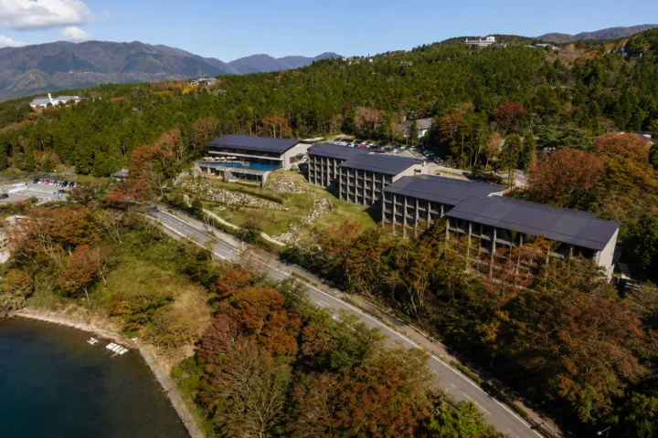 箱根・芦ノ湖 はなをりの芦ノ湖畔に建つ建物全景