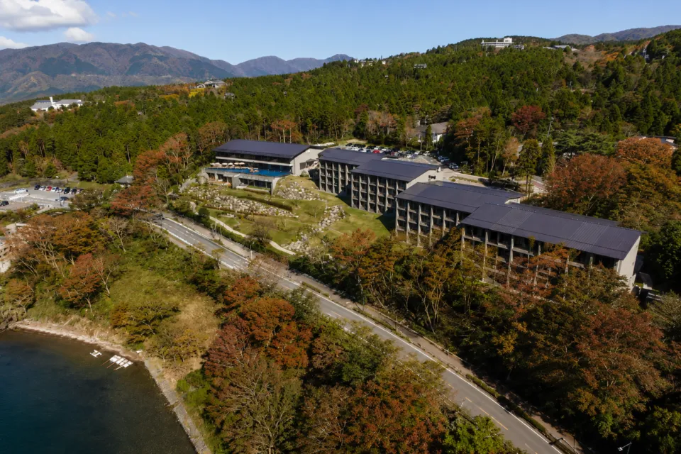 箱根・芦ノ湖 はなをりの芦ノ湖畔に建つ建物全景