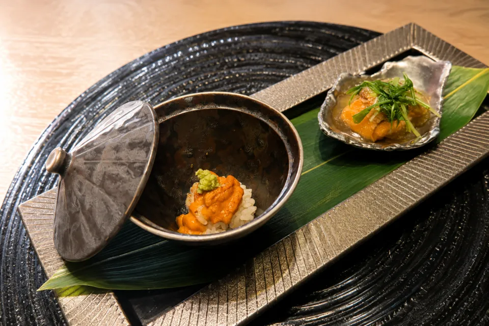 箱根吟遊のうにを添えたご飯と小鉢