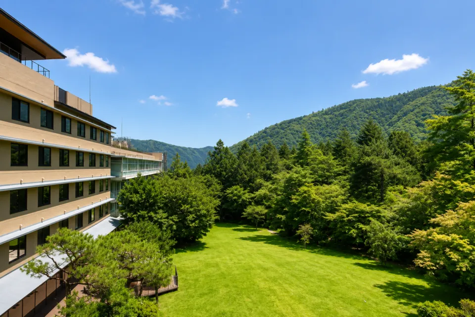 箱根ホテル小涌園の庭園と山並み