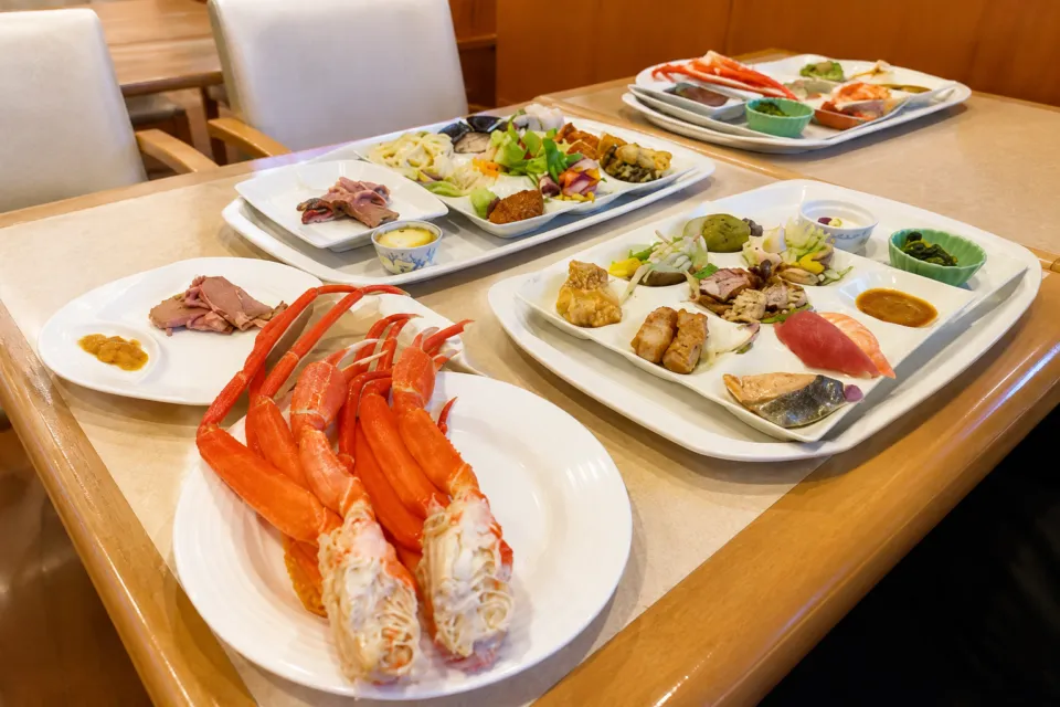 箱根ホテル小涌園のカニや寿司を盛り付けたビュッフェ料理