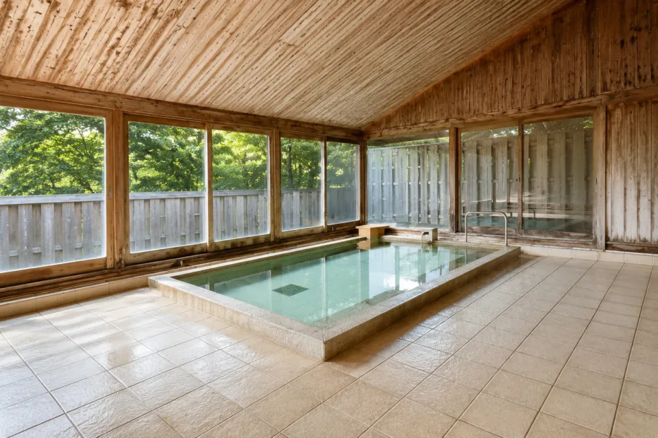 箱根リトリート föreの木立を望む屋内浴場