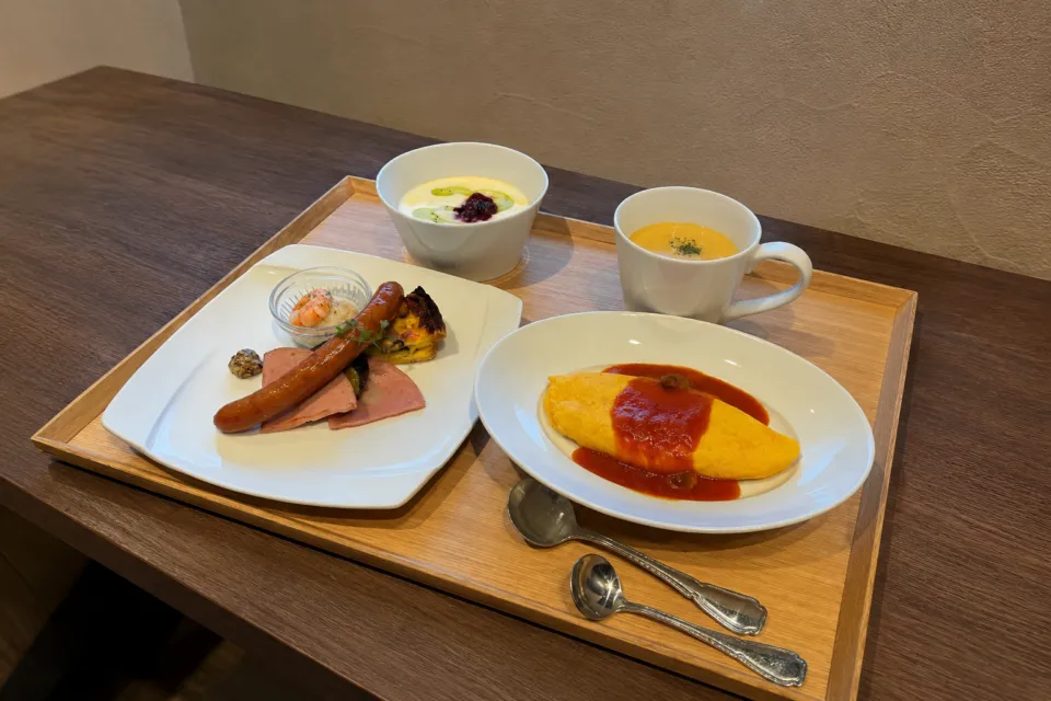 箱根・翠松園のオムレツを含む朝食
