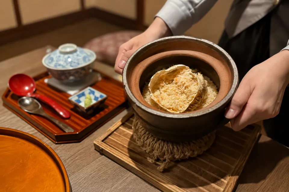 箱根・翠松園の土鍋で提供されるご飯